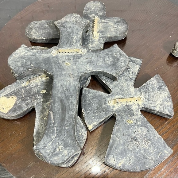 5 Pc set  Beautiful Gothic Crosses made of Resin Plaster. Perfect for the Garden - Picture 8 of 16
